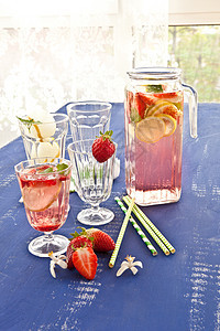 带草莓的自制柠檬果汁薄荷饮料眼镜糖浆茶点冰块蓝色投手水果图片