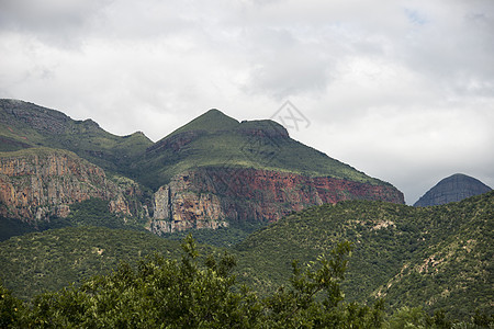 位于非洲南部的在Hoedspruit附近荒野山峰公园绿色顶峰岩石破坏皇家水平风景图片