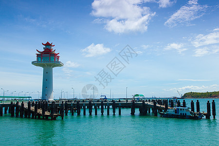 灯塔桥伸入大海游客历史性旅游灯塔假期海岸海滩旅行海岸线警告图片