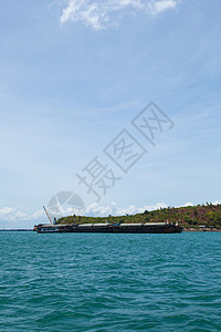 大型货船加载天空海洋贸易港口起重机码头航海旅行商业图片