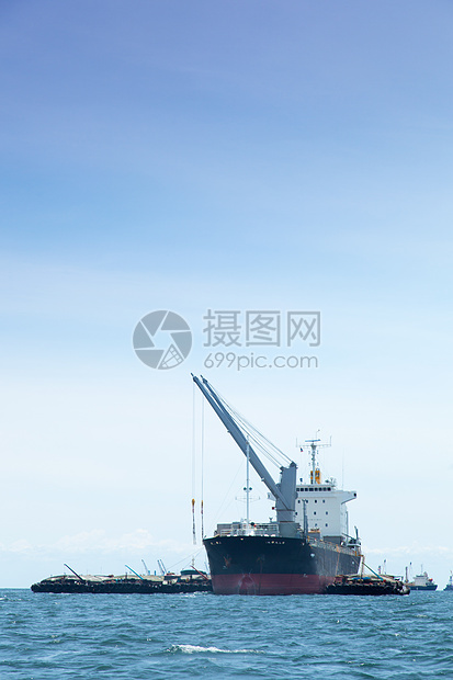 大型货船加载起重机进口工业贸易国际货物航海天空运输图片