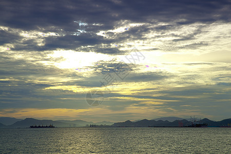 海上货船商业货物贸易船运进口码头后勤日落货运天空图片