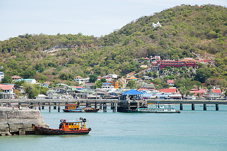 渔船停靠在港口钓鱼海岸码头风景房子天空村庄景观旅行海洋图片