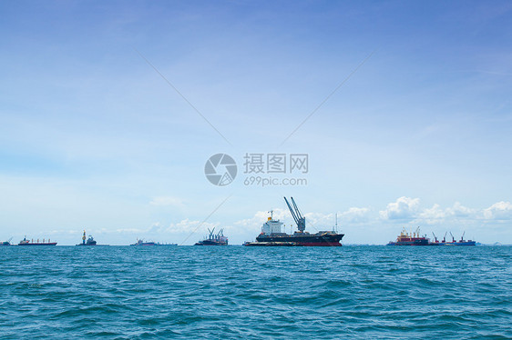 大型货船运输加载起重机出口航海港口贸易货物码头载体图片