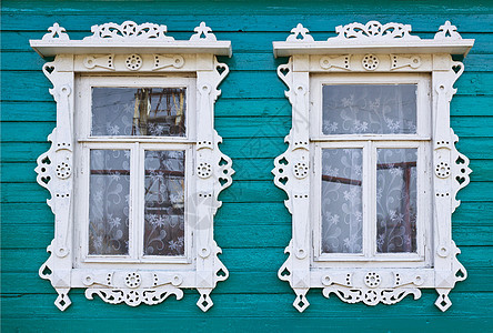 村舍两扇窗户上的木板条图片