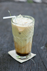 冰咖啡桌子服务咖啡店液体杯子木头甜点冰镇奶油风格图片