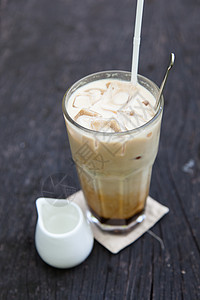 冰咖啡咖啡管子装饰奶油桌子拿铁牛奶服务杯子玻璃图片