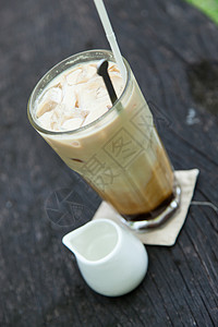 咖啡冰冰咖啡风格液体玻璃甜点牛奶桌子冰镇咖啡管子奶油背景