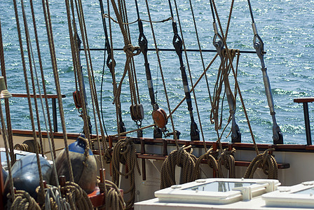 旧帆帆和护航游艇奢华运输海洋运动帆船娱乐血管闲暇航行背景图片