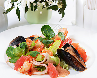 海鲜和鲑鱼的沙拉美味鱼片食谱叶子烹饪美食草本植物餐厅厨房营养图片