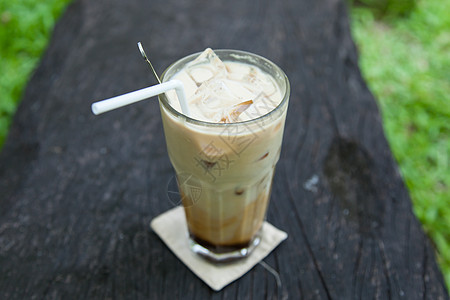 冰咖啡木头咖啡店玻璃咖啡装饰杯子桌子服务液体奶油图片