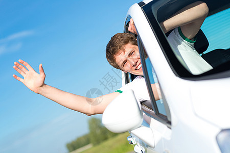 人把手从窗外伸出来乐趣闲暇头发汽车微笑车辆旅游青年旅行司机图片