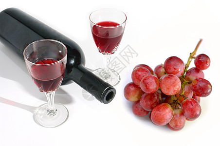 白底与葡萄隔离的葡萄酒杯和葡萄酒瓶图片