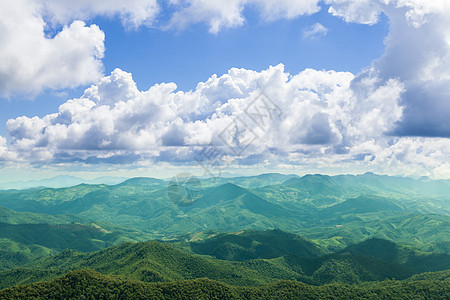 天空中的山岳和云彩日落顶峰季节农村场地蓝色环境森林阳光国家图片