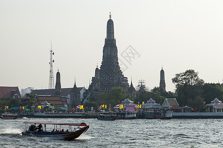 长尾船在河中航行游客尾巴景观城市吸引力宗教运输旅游地标寺庙图片