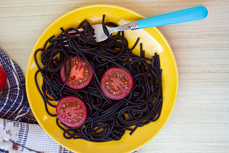 含西红柿的黑意面蓝色红色熟食盘子海鲜香菜面条午餐黄色乌贼图片