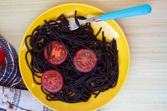 含西红柿的黑意面蓝色红色熟食盘子海鲜香菜面条午餐黄色乌贼图片