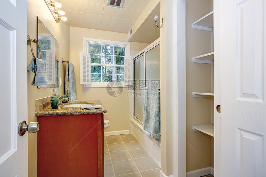厕所室内建筑学毛巾窗户地面洗澡脸盆浴室项目镜子房间图片