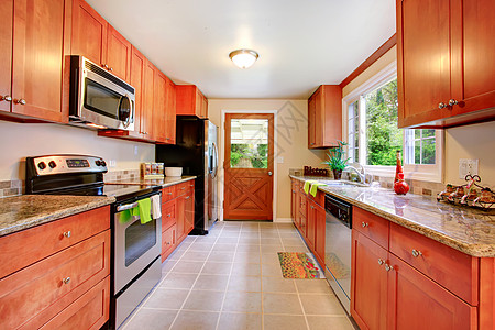 拥挤房屋中的大厨房房厨房橱柜木头房间台面家电冰箱家具建筑学财产图片