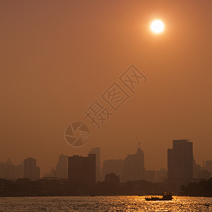 曼谷市河上的船只交通天空日出城市景观市中心季节运输旅行摩天大楼建筑学图片