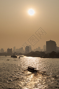曼谷市河上的船只交通阳光市中心天际日出戏剧性建筑学办公室城市旅游季节图片