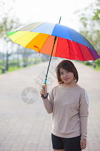 持有雨伞的妇女女孩成人生活乐趣女性天气阴影日落彩虹行动图片