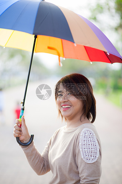 身持伞状的亚洲妇女肖像喜悦成人日落行动创造力天气季节衬衫女士阴影图片