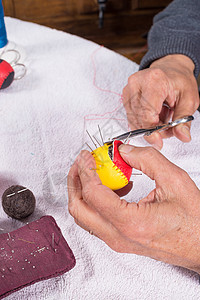 制作传统球蛋白球工艺手工业缝合餐具传统运动缝纫乡村手工男性图片