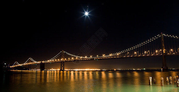 旧金山湾桥在夜深地标游客旅行汽车城市反射建筑物靛青全景蓝色图片