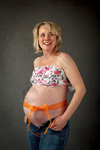 怀着小肚子的美丽的怀孕女孕妇微笑腹部母性女性生活婴儿妈妈女士白色父母图片
