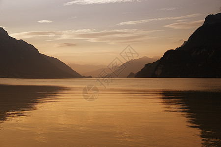 苏威湖日落太阳反射蓝色支撑山脉橙子环境假期旅行天空图片