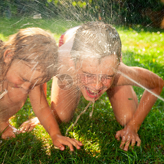 儿童在夏季花园玩耍青年幸福快乐男生乐趣草地女孩童年水滴调子图片