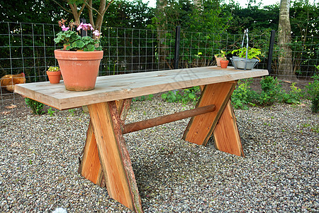 美丽的木制花园桌图片