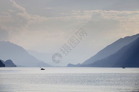 苏威湖山脉旅行橙子天空蓝色太阳支撑环境反射假期图片