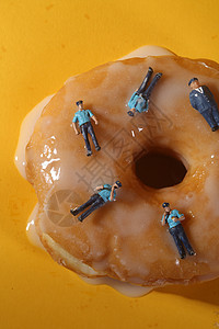 Doughnuts概念食品图象中的警察警官公务员工作时代喜剧尺寸黄色错误食物工人塑料图片