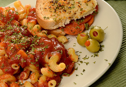意大利面和辣椒三明治猪肉美食小吃熟食午餐面包餐厅香肠草药食物图片