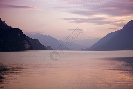 苏威湖日落山脉太阳环境橙子反射天空蓝色旅行假期支撑图片