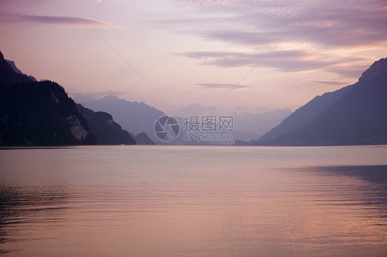 苏威湖日落山脉太阳环境橙子反射天空蓝色旅行假期支撑图片