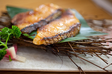 日式番茄烤鳕鱼美食香菜柠檬炙烤鱼片盘子餐厅食物营养白鱼图片