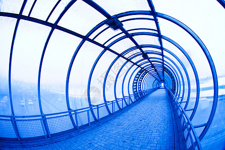 蓝蓝色覆盖桥景观构造走廊蓝色商业民众通道天空窗户摩天大楼图片