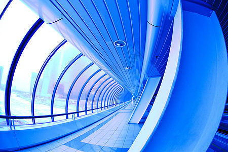 蓝蓝色覆盖桥反射行人玻璃天空走廊窗户摩天大楼财产构造民众图片