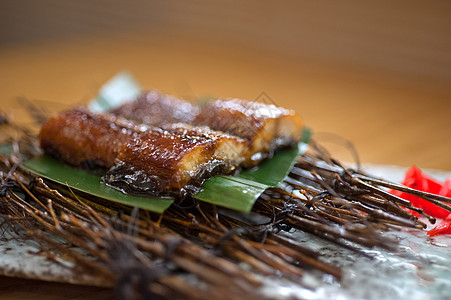 日式烤食物海鲜盘子餐厅鳗鱼熏制酱油美食美味午餐背景图片