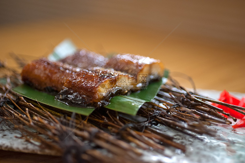 日式烤食物海鲜盘子餐厅鳗鱼熏制酱油美食美味午餐图片
