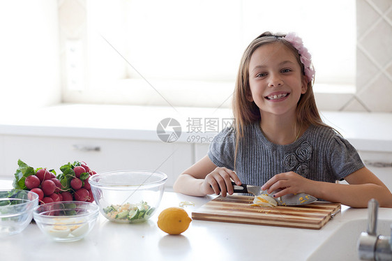 儿童烹饪沙拉童年帮助工作家务孩子家庭厨房危险青春期图片