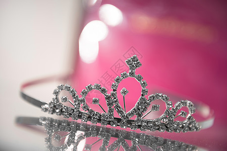 玻璃橱柜上的设计公主王冠图片