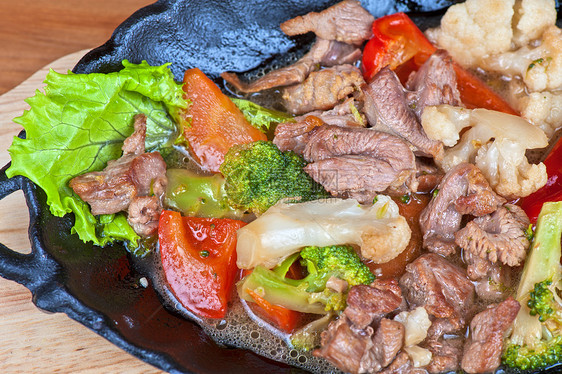 含有蔬菜的肉类牛肉牛扒盘子饮食美食午餐小吃草本植物胡椒辣椒图片