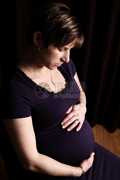 怀孕母性几个月金发女郎父母家庭紫色母亲女性女士棕色图片
