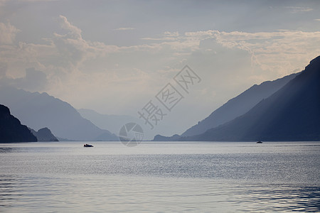 苏威湖蓝色太阳山脉支撑环境旅行天空假期橙子反射图片