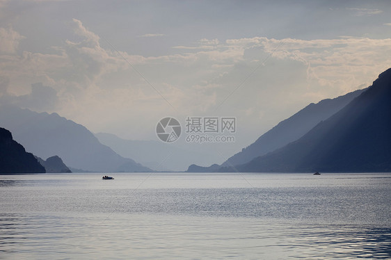 苏威湖蓝色太阳山脉支撑环境旅行天空假期橙子反射图片