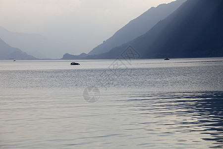 苏威湖支撑蓝色假期橙子旅行太阳环境天空山脉反射图片